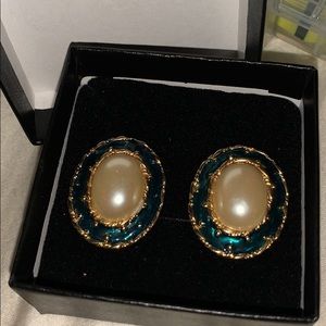 Oval pearl earrings fake